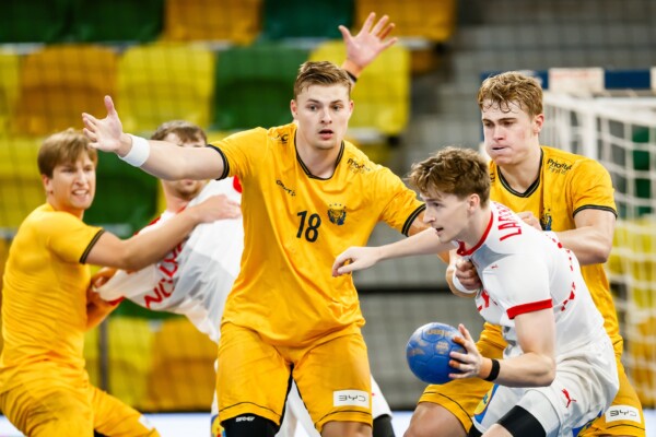 70 minuters handboll krävdes för att utse en vinnare mellan Sverige och Danmark i semifinalen av U21-VM. I förlängningen blev det svårare för Blågult att hitta nätet och slutligen blev det förlust med 37–40. Således väntar en match om bronset på söndag.– All heder till killarna som gjorde det riktigt bra mot ett väldigt starkt Danmark, konstaterade förbundskapten Dennis Sandberg kort efter slutsignalen.

Läs mer på handbollslandslaget.se.

Foto: IHF / Kolektiff / Sasa Pahic Szabo