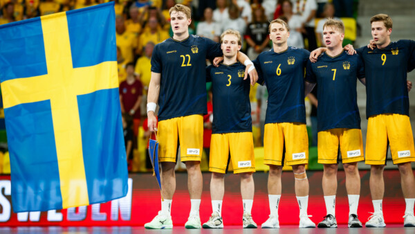 För första gången sedan 2013 ska Sverige spela semifinal i ett världsmästerskap på U21-nivå. Dennis Sandbergs landslag tog sig dit genom att besegra Tyskland med 32–26 på torsdagskvällen. Semifinalen blir en nordisk duell mot Danmark med avkast klockan 21.00 på fredagen. Matchen sänds på Viaplay och nya fri-tv-kanalen Viaplay Sport.Läs mer på handbollslandslaget.se.

Foto: IHF / Kolektiff / Sasa Pahic Szabo