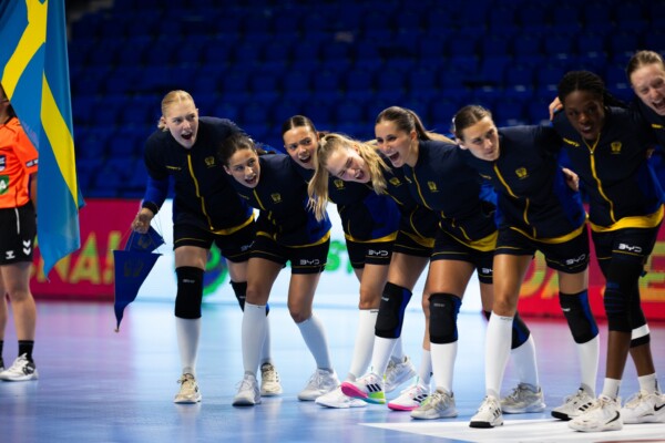 U19-damerna inledde EM i Montenegro på bästa möjliga sätt. Finland besegrades med hela 42–16 efter 20–5 i halvtid. Hela 13 svenska målskyttar varav fem av dem gjorde fem mål vardera: Nova Huselius, Klara Bergling, Meja Norrgård, Hanna Lundvall och Isabelle Rydén. Norrgård utsågs också till Sveriges bästa spelare i matchen.Redan i morgon är det ny match för svensk del, 19.30 mot Serbien (sänds på EHFtv.com).
Foto: Vuk Raicevic/HF Montenegro
