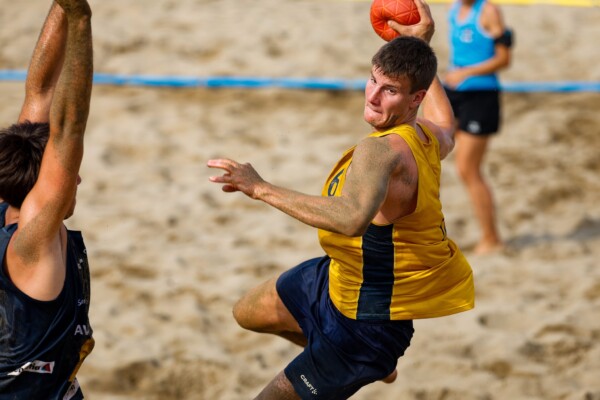 Gruppspelet är avklarat för herrlandslaget i EM i beachhandboll och det blev avancemang till huvudrundan efter segrar mot Bulgarien och Frankrike och förlust mot Spanien.– Vi har nått det första målet, att gå vidare med poäng. Nu är nästa mål att ta oss till kvartsfinal, säger förbundskaptenen Helené Bernhardtz.
Huvudrundan inleds redan i kväll och Italien står för motståndet 18.00 svensk tid. 19.00 i morgon väntar sedan Ungern och 08.30 på fredag avslutas huvudrundan mot Norge.
Läs mer: https://handbollslandslaget.se/beach/herrarna-till-huvudrundan-med-tva-poang/
beachhandboll beachhandball handbollslandslaget
Foto: Uros Hocevar/Kolektiff Images