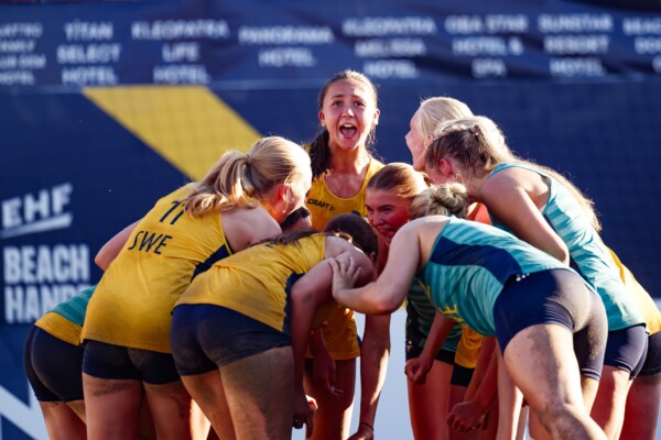 EM är över för våra U17-landslag. Damerna slutade till slut sexa i turneringen efter att ha besegrat Tjeckien (2–0) och förlorat mot Ungern (0–2) i dag. För herrarnas del blev det en åttondeplats efter 0–2 mot Frankrike och 1–2 mot Nederländerna i dag.På tisdag kliver dam- och herrlandslagen in i seniorernas EM på samma sand i turkiska Antalya.
Foto: Kolektiff Images