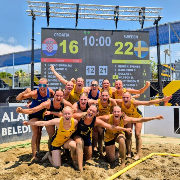 Det var vinna eller försvinna för damlandslaget i den sista gruppspelsmatchen i EM – då gjorde laget sin bästa insats i turneringen och besegrade Kroatien.– I dag fick vi till alla delar och alla i laget var med och bidrog med det de är bra på, säger förbundskaptenen Mikaela Johansson.
Ungern, Spanien och Ukraina väntar nu i huvudrundan.
Läs mer på Handbollslandslaget.se.
Foto: Privat & Kolektiff